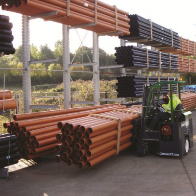 Combilift beim Transport von Rohren